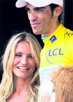 Spain's Alberto Contador celebrates on the podium his Yellow jersey of Overall leader with actress, Cameron Diaz (L) at the end of the 198 km and 18th stage of the 2010 Tour de France cycling race run between Salies-de-Bearn and Bordeaux, southwestern France