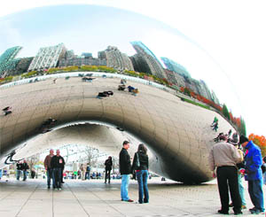 The Millennium Park has a unique contraption called Cloud Gate, designed by India-born British artist Anish Kapoor 