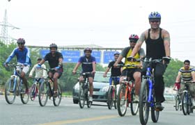 Participants of Firefox Dare to Change ride in New Delhi