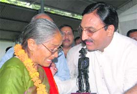 Chief Minister Ramesh Pokhriyal Nishank honours the mother of a Kargil war martyr in Dehradun