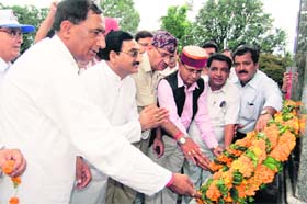 Chief Minister Ramesh Pokhriyal Nishank lays a wreath at the Shaheedi Samarak in Dehradun