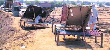 Flood victims of Bani living in the open under makeshift tents on the outskirts of their village in Sirsa.