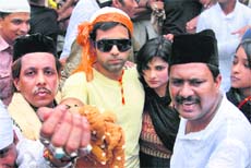 Emraan Hashmi with Prachi Desai at Khawaja Moinuddeen Chistis shrine 
