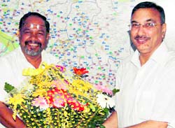 Dr HC Bhatt (right), DG Medical and Health being greeted by Dr DP Joshi after he takes charge on in Dehradun Tuesday