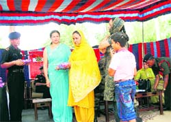 Navedita Rai Chowdhry honours martyrs families at a Veer Nari Sammelan organised by 21 sub area of the Army at Kandrori