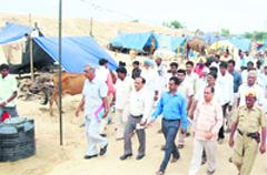 CG Rajini Kaanthan, Deputy Commissioner (in blue shirt), inspects a relief camp at Nothor in Sirsa. 