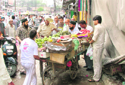 MC workers and policemen remove rehris in Field Ganj, Ludhiana,