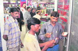 Vishal Mega Mart being sealed by MDDA officials in Dehradun