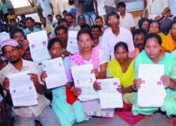 Memebrs of the Pendu Mazdoor Union protest in front of the SDM office on Friday