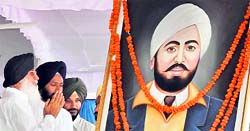 Chief Minister Parkash Singh Badal pays homage to Shaheed Udham Singh on his martyrdom day in his native town, Sunam, on Saturday