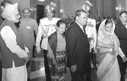 Myanmars military ruler General Than Shwe and his wife with the President and PM in New Delhi