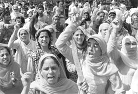 Kashmiri women raise slogans during the funeral procession of Tanveer Ahmed in Pampore