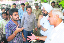 Prof Naval Kishore tries to pacify ABVP activists at Panjab University