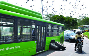 The wheel of a low-floor bus suddenly came out near Talkatora Stadium in New Delhi on Monday.