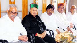 Union Minister of Steel Virbhadra Singh along with other Congress leaders at Una on Monday.