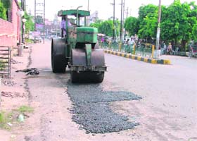 Prior to Sukhbir Badal's visit, patch work on roads in full swing in Ludhiana
