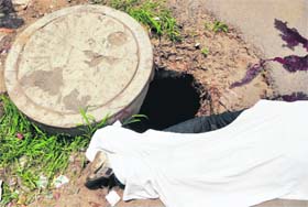 Victims body lying close to an open manhole in Industrial Area, Ludhiana