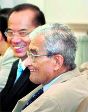 Nobel laureate Amartya Sen (R) with Singapore Foreign Minister George Yeo during the Nalanda Mentor Group (NMG) meeting in New Delhi on Monday.