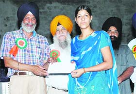 A student of Guru Hargobind Sahib Khalsa Girls College, Karhali Sahib, Patiala, being awarded a scholarship