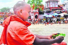 A Kanwar performs rituals on a Ganga ghat in Haridwar