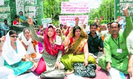 Villagers of Harrawal protest at the Gandhi Park in Dehradun 