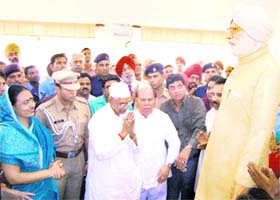 Haryana Governor Jagannath Pahadia pays tributes to Master Gurbanta Singh after unveiling the latters statue in Kartarpur