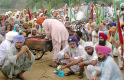 Agitating villagers and BKU activists staging a dharna at Ramnagar village in Bathinda
