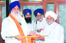 SGPC chief Avtar Singh Makkar being given a siropa by the local gurdwara committee members at Shimla 
