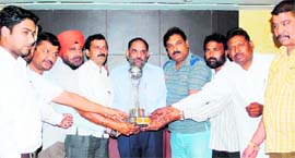 Municipal Corporation employees felicitate Mubarak Singh,Commissioner,JMC, at a farewell function