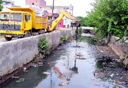 Gunda Nullah being cleaned round the clock ahead of Deputy CM Sukhbir Badals forthcoming visit to Ludhiana on Tuesday