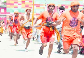 Kanwariyas running after taking river water towards their hometowns
