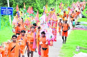 On-foot Kanwariyas on the Kanwar patri