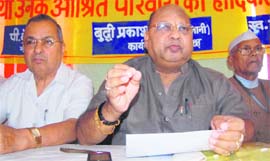 PK Khatri of the Freedom Fighters Association addresses a press conference in Dehradun on Monday.