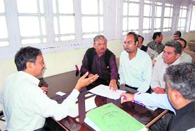 Mussoorie traders talk to SDM Manoj Kumar