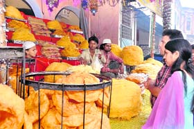Shops being set up on the eve of Ramzan in Dehradun