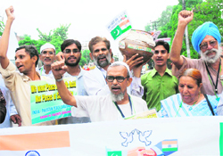 A peace delegation, which is on its way from Mumbai to the Wagah border, in Karnal
