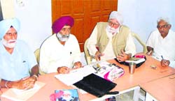Comrade Jagjit Singh Layallpuri addresses a meeting in Doraha on Wednesday. 