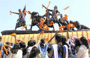 Students pay tributes to martyrs at Shaheed Smarak in Patna on Wednesday.