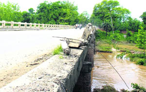A bridge with a broken railing on the Yamunanagar-Paonta Sahib road.