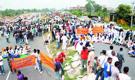 Activists of Damdami Taksal, Sant Samaj and Doaba Samaj Sudhar Youth Wing, Punjab, block traffic 