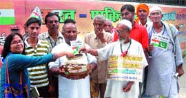 Members of the National Alliance of Peoples Movement collect soil of Jalandhar. They have done the same in 32 cities in India. Same is being done by their Pakistani counterparts. By mixing the soil of both nations, they will plant saplings on both side of the border on August 14.
