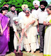 Martyr Rajeev Sandhus father DS Sandhu and mother Jai Kanta lay the foundation stone of the Martyrs Pillar at Terrace Garden, Sector 33, Chandigarh, 