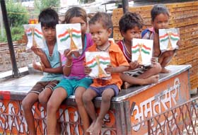 Free Indias neglected lot: Instead of going to schools, these poor little kids in Jalandhar have to sell Tricolour to make a living