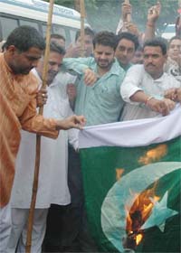 Activists of Hindu Vishwa Jagriti Manch Hindustan burn a Pakistani flag in Jalandhar
