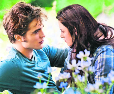 A plot of The Twilight Saga: Eclipse just goes round and round