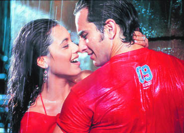 Rain-drenched Rani Mukherji and Saif Ali Khan in Hum Tum 