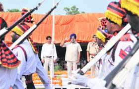 Nirmal Singh Khalon, Speaker, Punjab Vidhan Sabha, takes the salute at the Independence Day function at Government College for Boys, Ludhiana