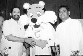 Oscar-winning composer AR Rahman and Commonwealth Organising Committee chairman Suresh Kalmadi shake hands with Shera, the mascot for the XIX Commonwealth Games, during the launch of the theme song of the Games in New Delhi on Monday.
