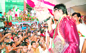Fans jostle to click pictures of a celebrity at a Multan Jot function in Haridwar on Sunday.