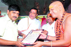 DM R Meenakshi Sundaram being felicitated by Mahant Kailasha Nand Brahmachari in Haridwar on Tuesday
